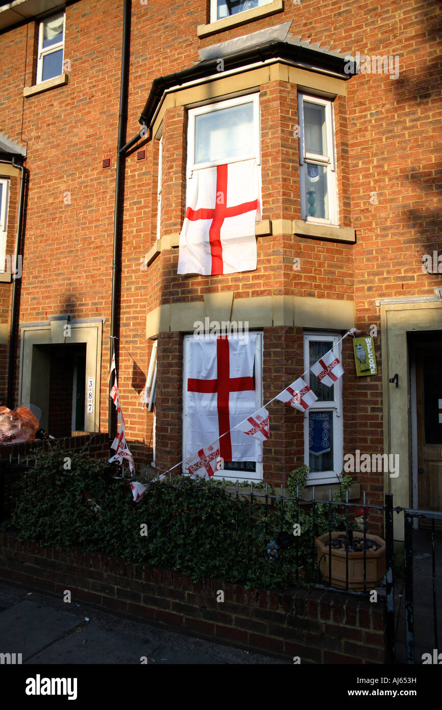 Croix de Saint George drapeau en coiffure pour fenêtre, Goldhawk Road, à l'ouest de Londres, Coupe du Monde 2006 Banque D'Images
