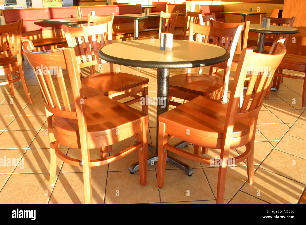Table et chaises vides dans un restaurant Banque D'Images