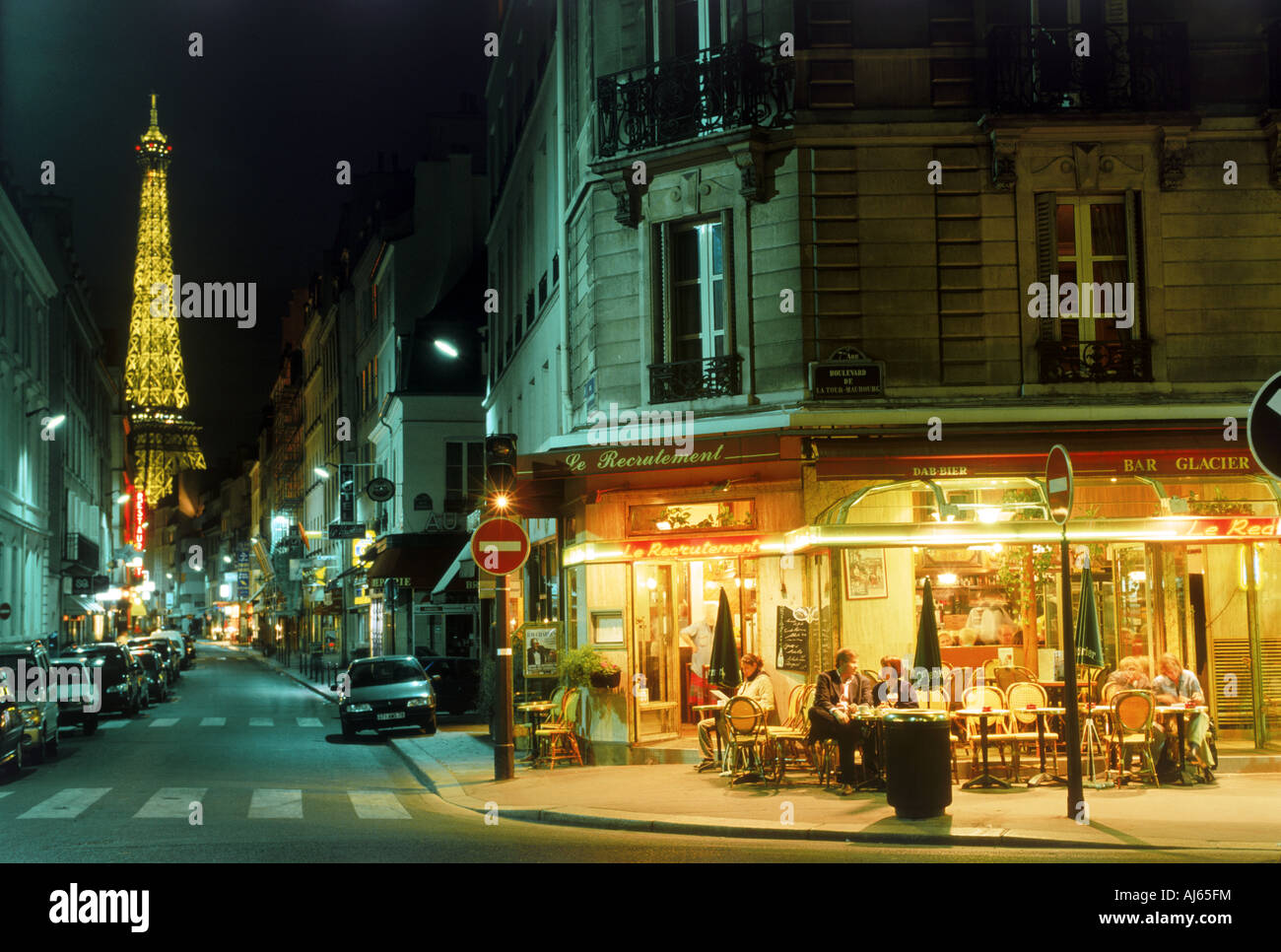 Cafe bar de nuit sur la rue Saint Dominique à Paris Tour Eiffel Banque D'Images