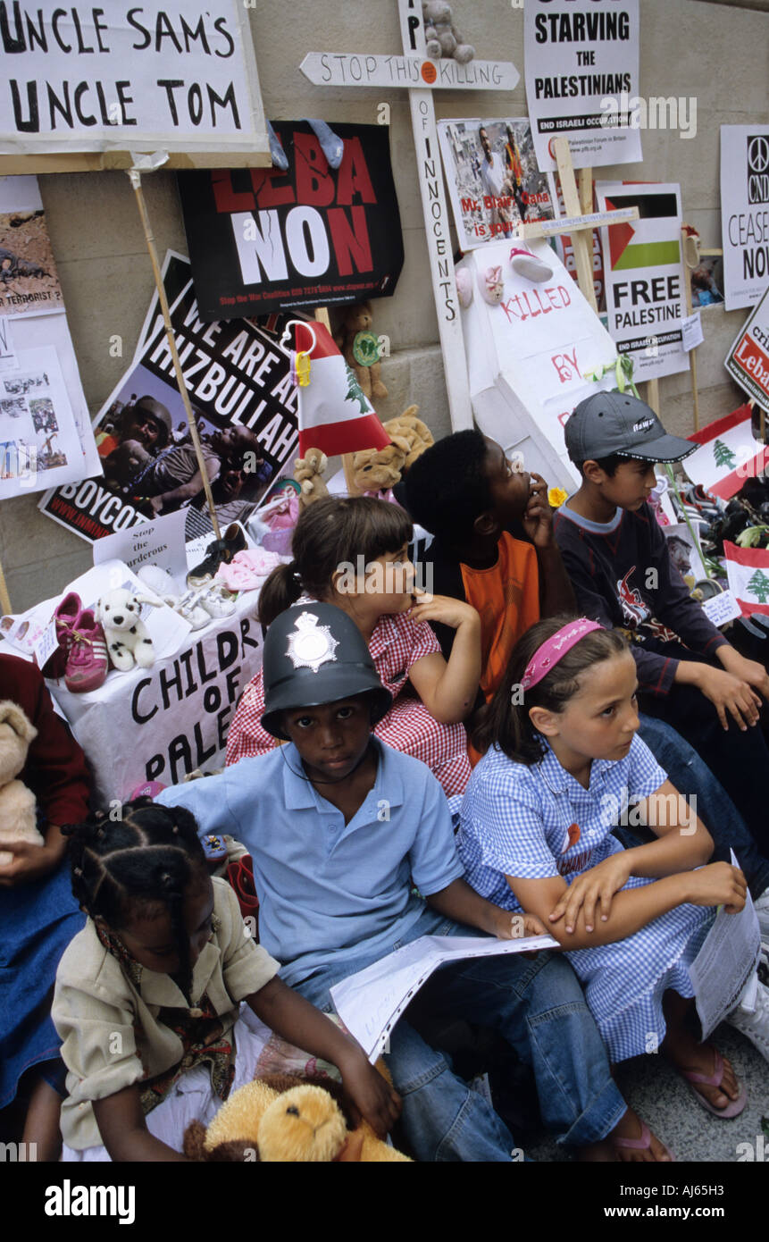 Protestation contre les enfants au Cénotaphe à Londres Banque D'Images