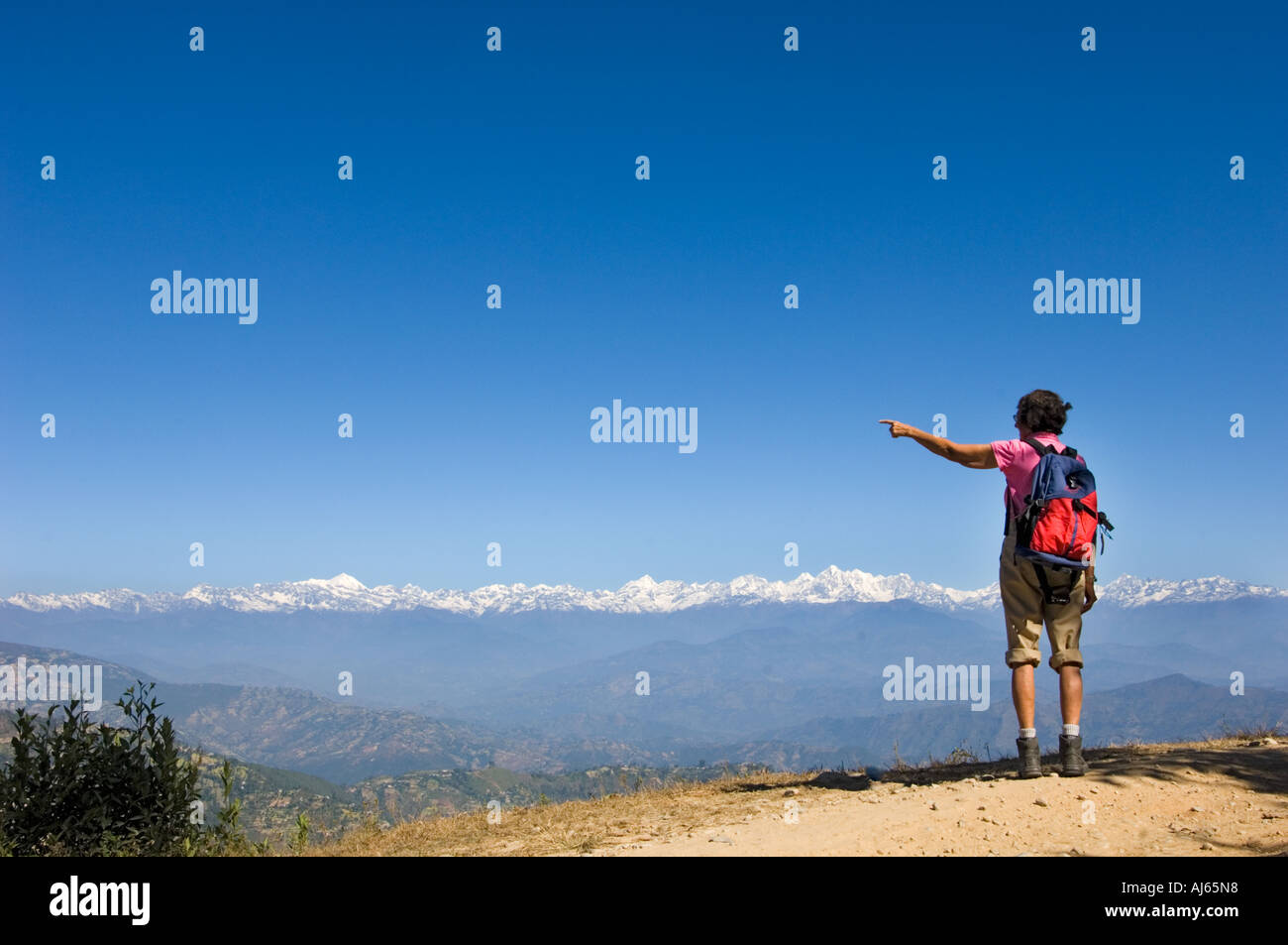 Montre Femme trekki NAGARKOT HIMALAYA Mountain Resort chaîne de collines vallée de Katmandou Népal Katmandou Asie gamme anapurna Banque D'Images