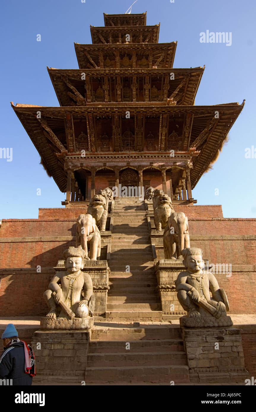 Peu de ville de Bakhtapur Taumathi Asie Népal Square place la plus haute pagode du temple Nyatapola coucher du soleil coucher du soleil Banque D'Images