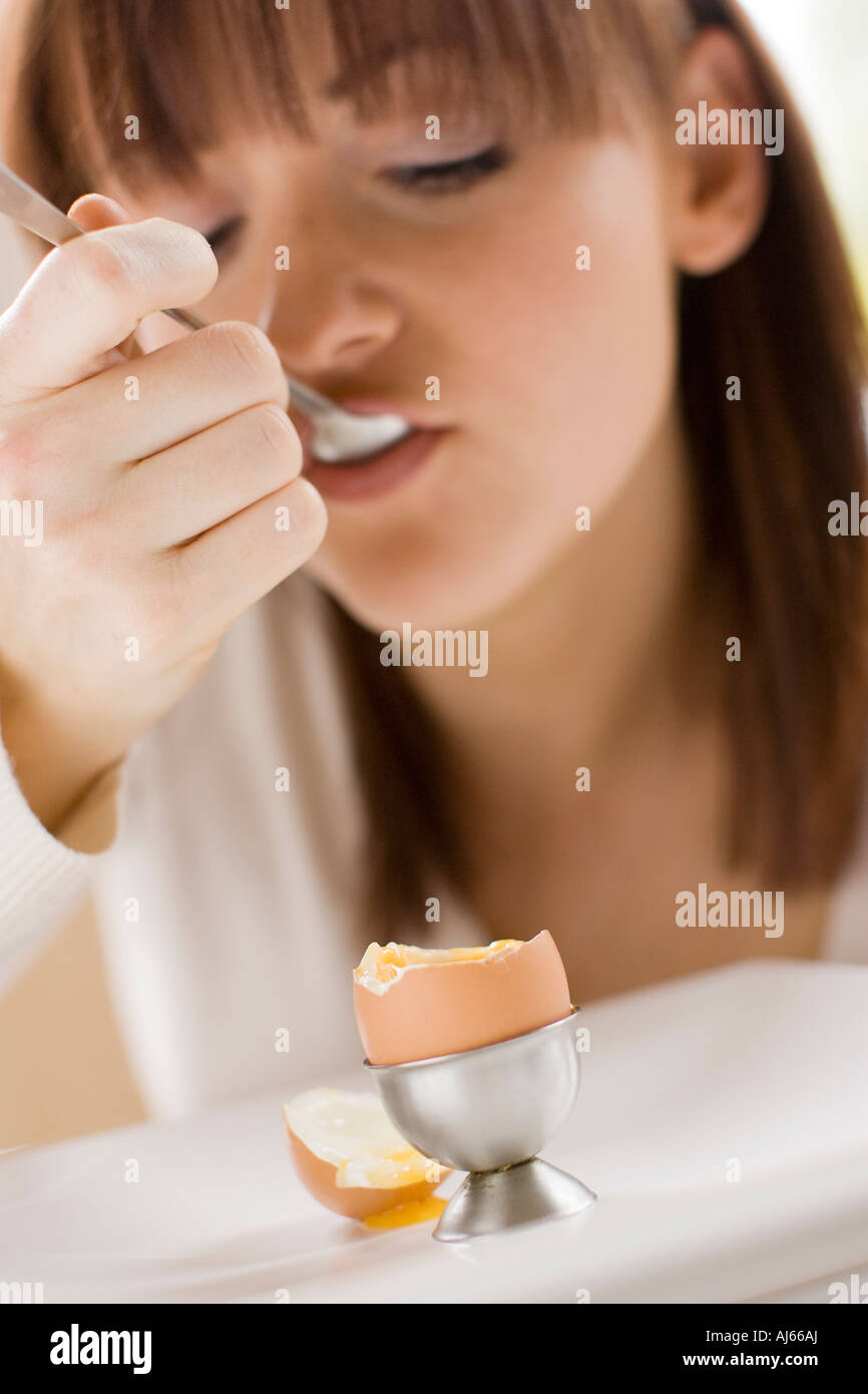 Woman eating boiled egg Banque D'Images