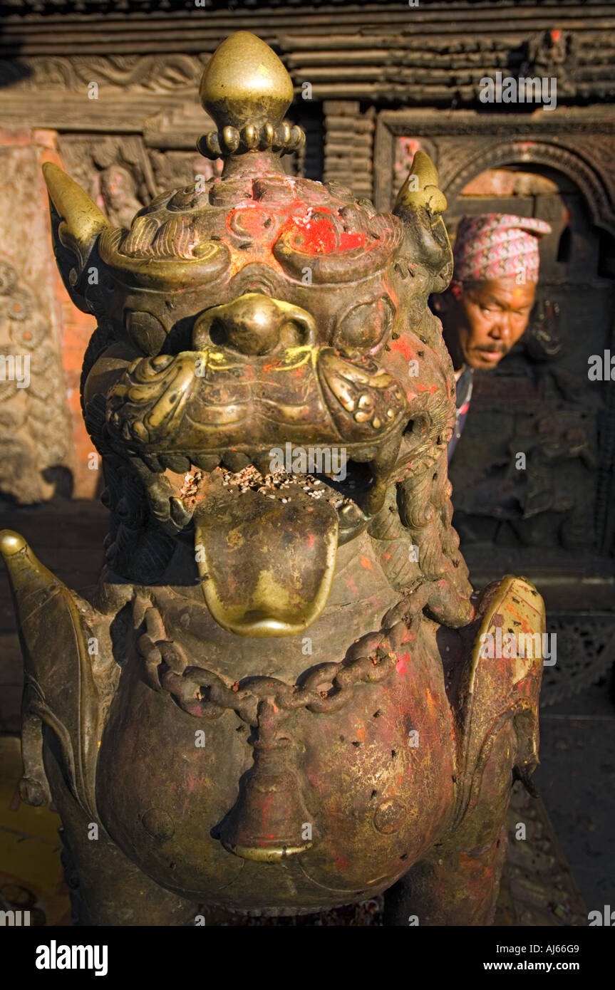 Gold dragon doré figure sculpture dans Taumathi Bakhtapur Asie Népal Square place coucher du soleil coucher du soleil Banque D'Images