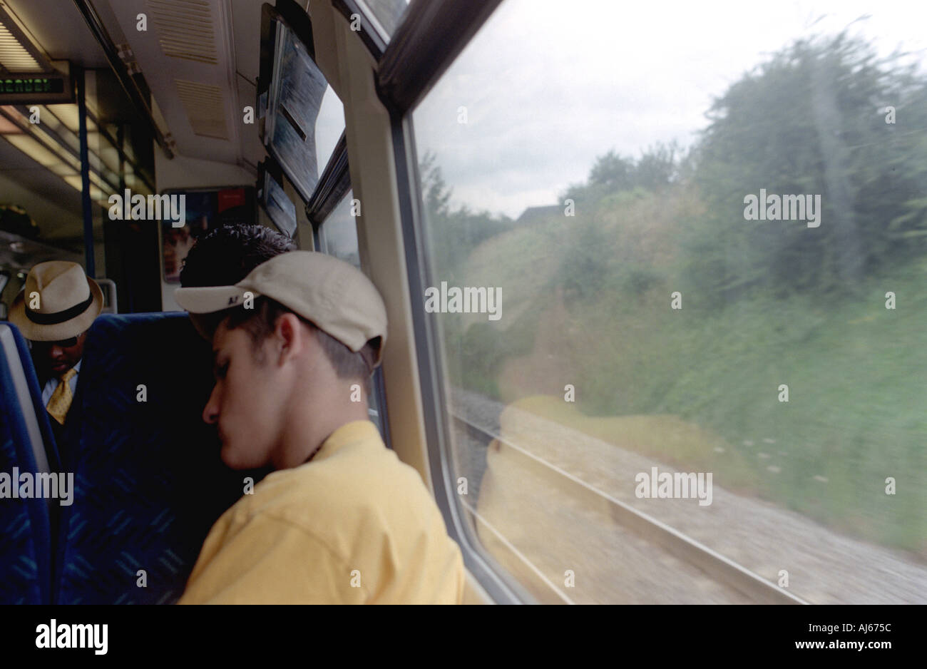 Man Sleeping On Train Uk Banque D'Images