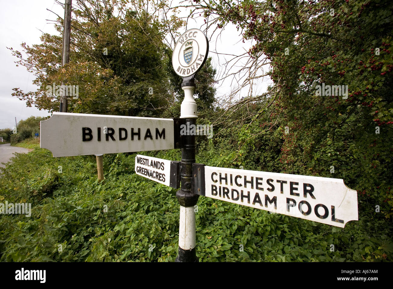 West Sussex virilité Peninsula Birdham ancienne direction de la CSTIT signe à la jonction de route Banque D'Images