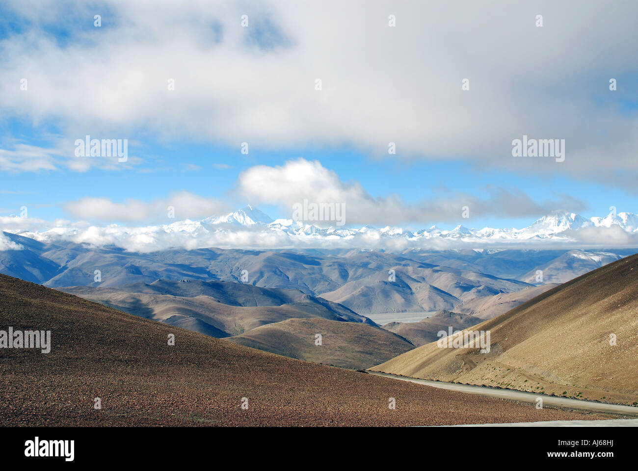 La grande chaîne de montagnes de l'Himalaya est clairement vu du haut de la 5200m Shung La, sur la route de l'amitié au Tibet Banque D'Images