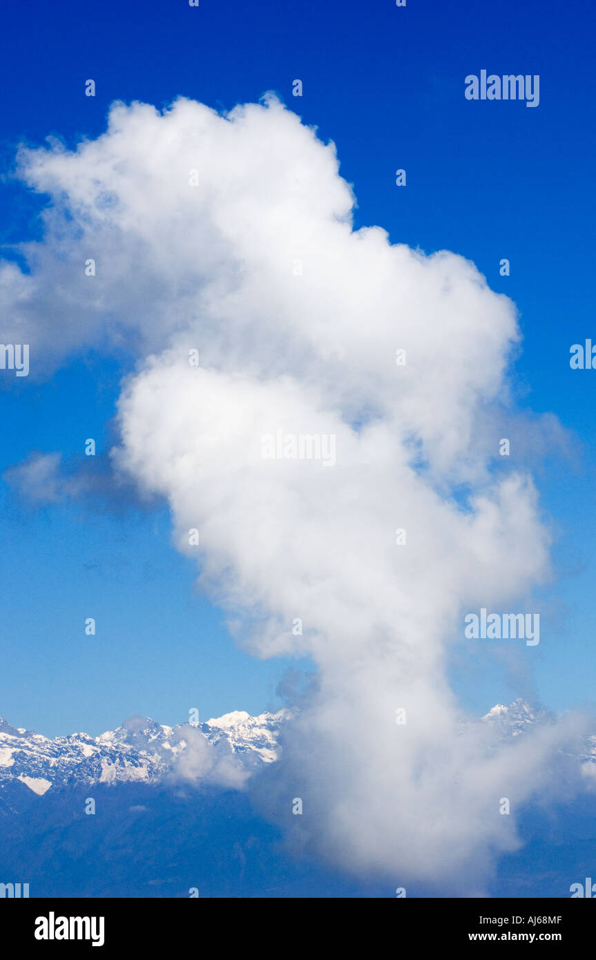 La formation de nuages, la taille haute bizarre ciel bleu dans l'Himalaya Himalaya Himalaya Himalaya NAGARKOT paysage Hill Valley Resort Banque D'Images