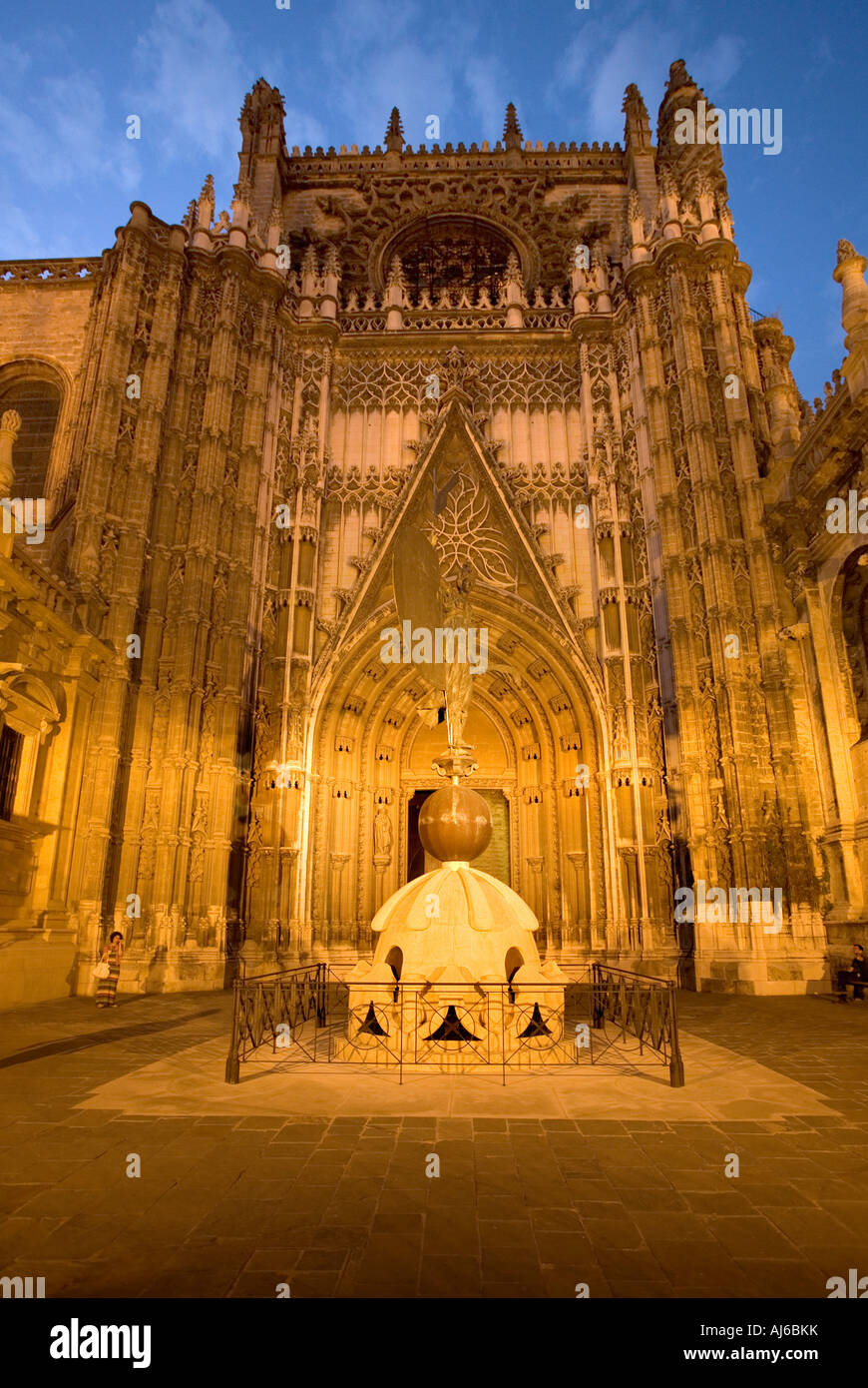 Cathédrale de Séville de nuit. Banque D'Images