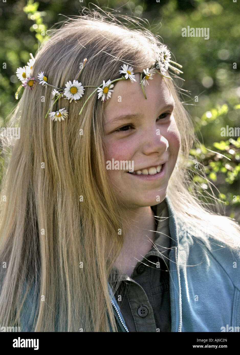 Marguerite commune, pelouse, Daisy Daisy (Anglais) Bellis perennis, jeune fille avec un bouquet de fleurs sur la tête Banque D'Images