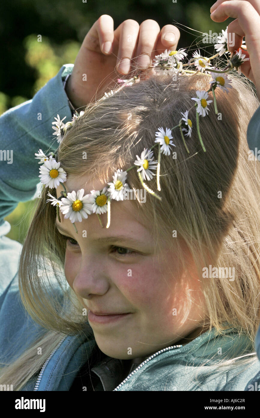 Marguerite commune, pelouse, Daisy Daisy (Anglais) Bellis perennis, jeune fille avec un bouquet de fleurs sur la tête Banque D'Images