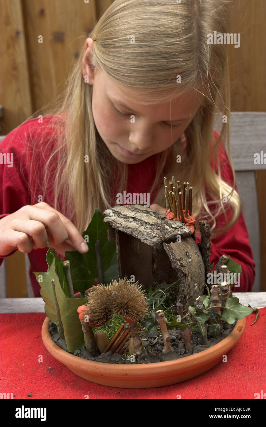 Enfant handikrafting avec nature materials Banque D'Images