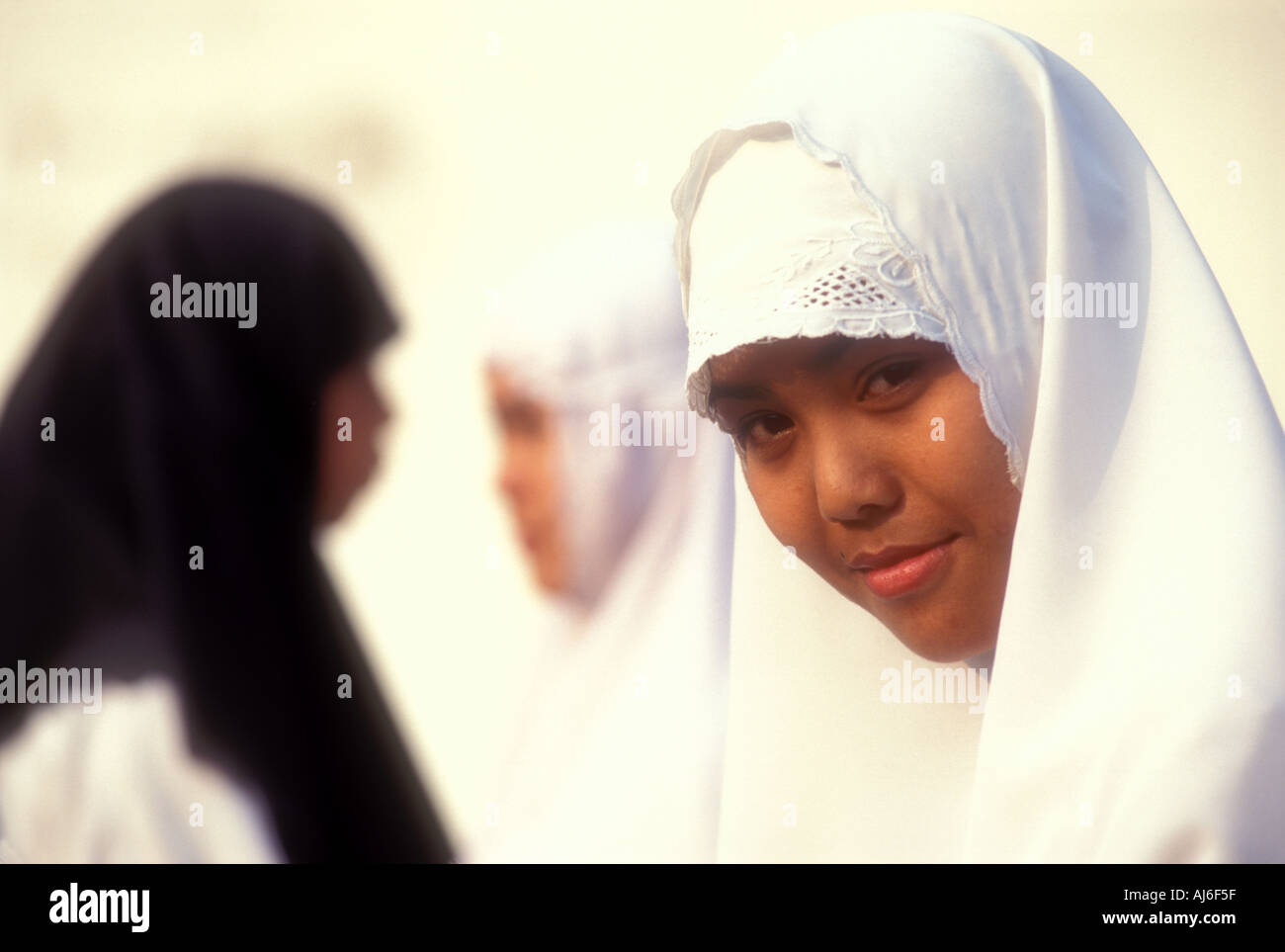 En javanais traditionnel foulard fille musulmane dans la ville de Yogyakarta, Indonésie Java libre Parution du modèle Banque D'Images