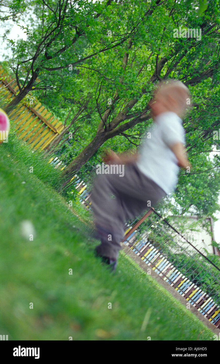 Petit Garçon jouant dans le jardin. Banque D'Images