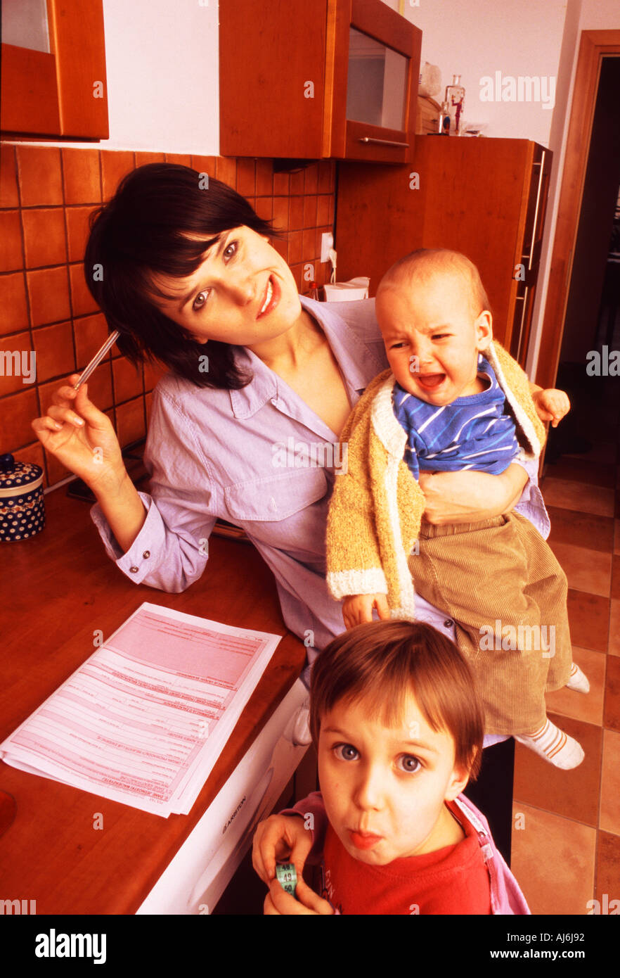 La femme sorcière enfants dans la cuisine. Banque D'Images