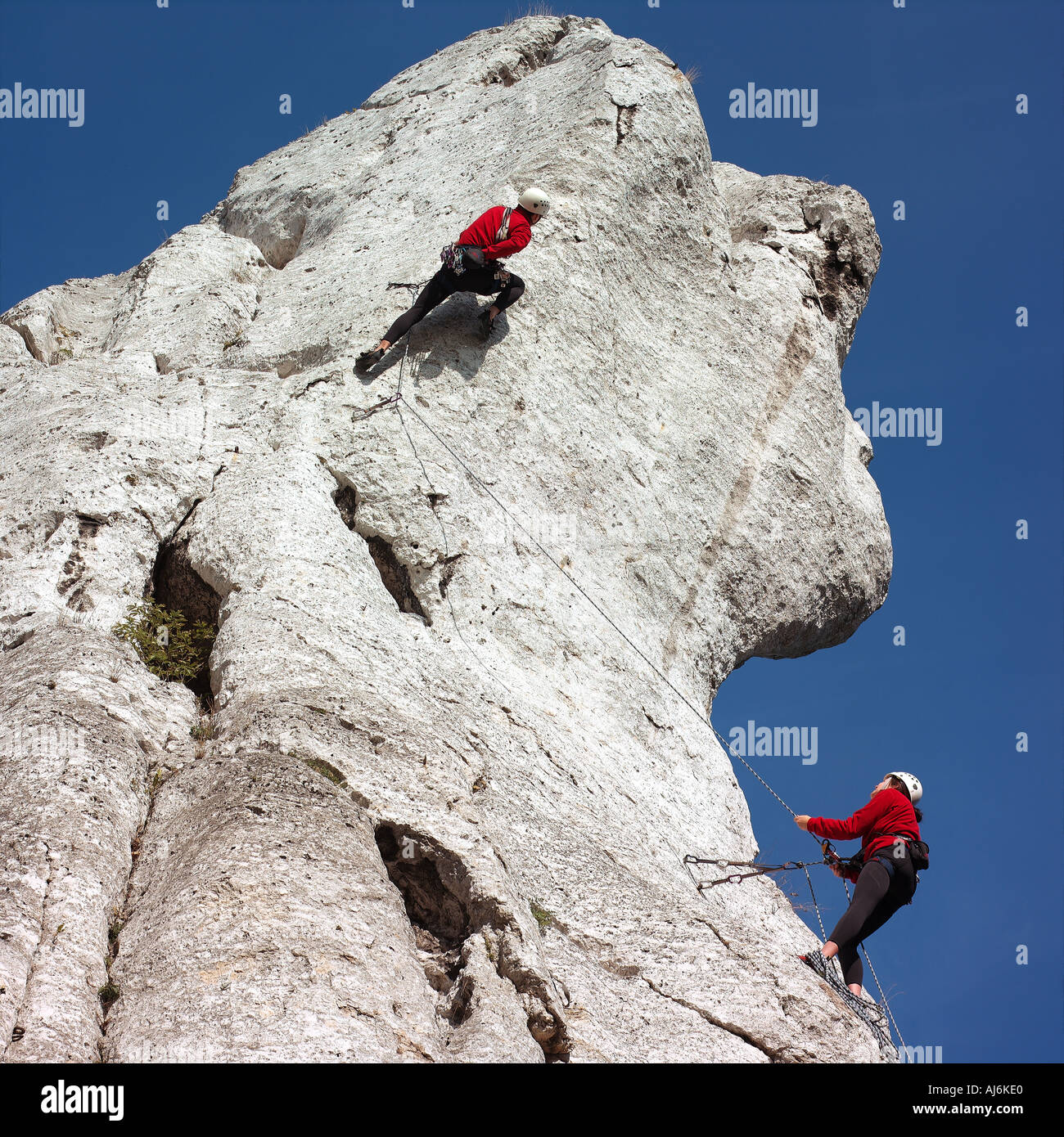 Deux personnes de montagne d'escalade. Banque D'Images