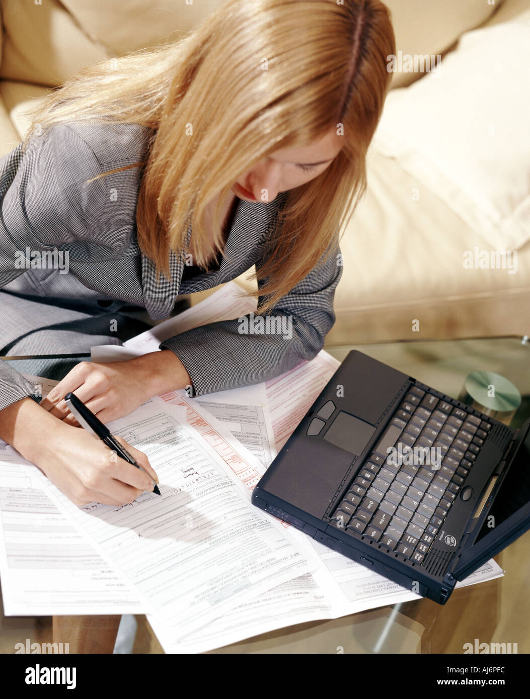 25 horizontal 30 businesswoman écrire écriture stylo portable remplissez le formulaire documents documents documents papier Banque D'Images