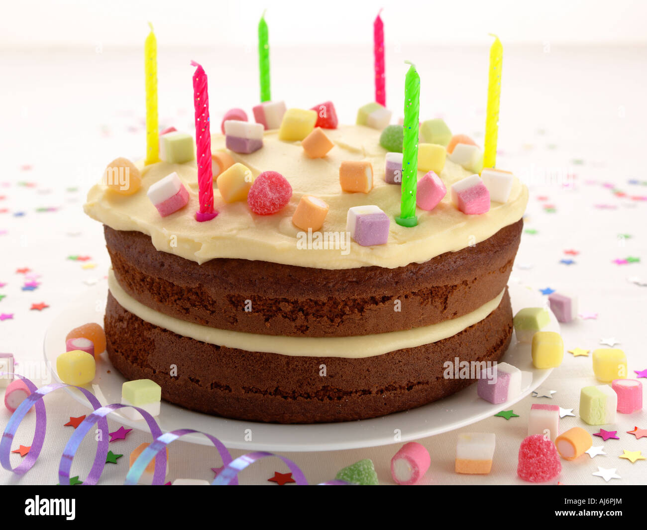 Gâteau d'anniversaire pour enfants avec des bougies Banque D'Images