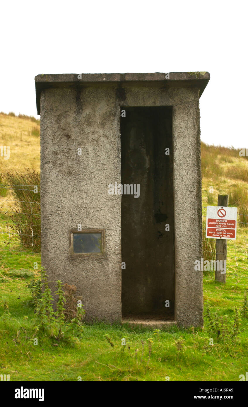 Guérite de béton à l'entrée d'un champ de tir militaire près de la chapelle au nord de Brecon Powys Pays de Galles UK Banque D'Images