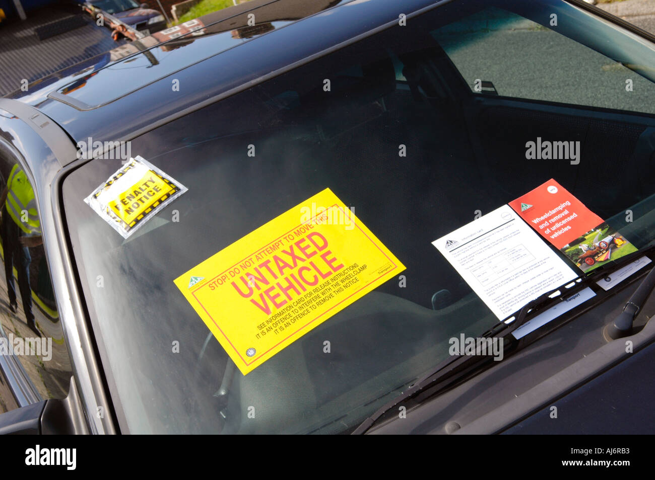 Voiture pour être remorqué dans une opération de grippage DVLA véhicules garés non taxés sur l'autoroute en Torfaen South Wales UK Banque D'Images