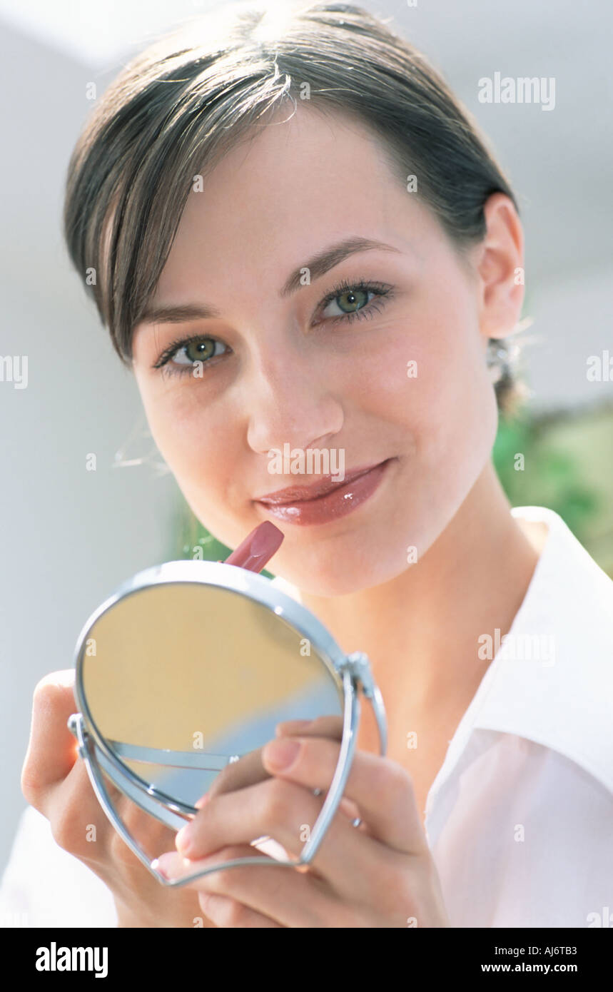 Femme 20 25 25 30 jeune brune aux cheveux noirs cheveux foncé brun pâle de peau teint juste chemisier blanc Banque D'Images