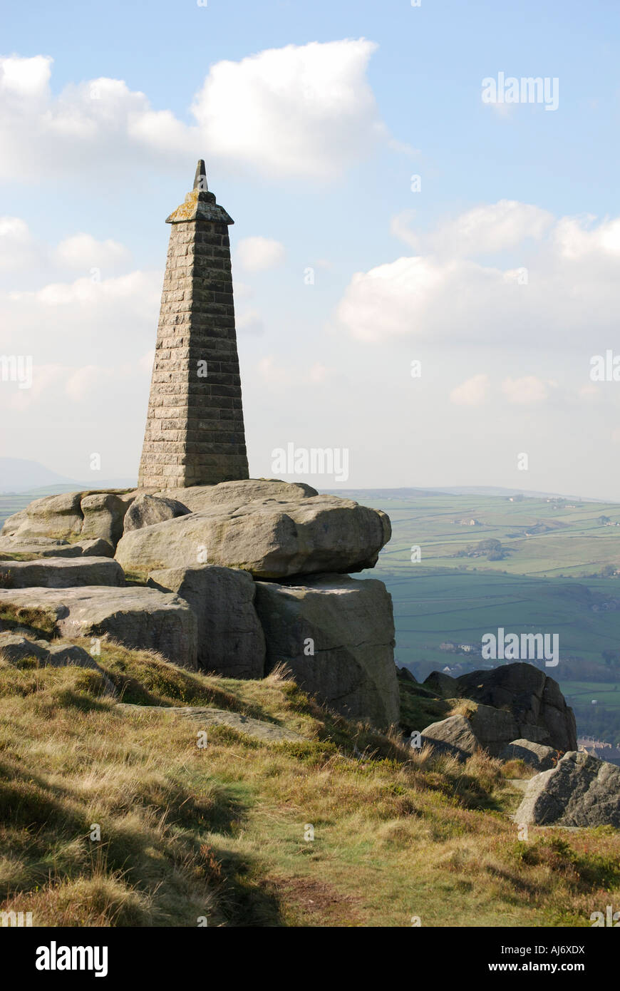 Wainman's Pinnacle sur Earls Crag dans le Yorkshire Dales construit autour de 1815 par Richard Wainman Banque D'Images