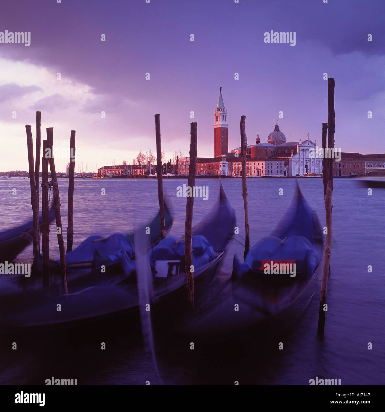 Île de San Giorgio Maggiore de San Marco Venise Vénétie Italie au lever du soleil avec des gondoles en premier plan Banque D'Images