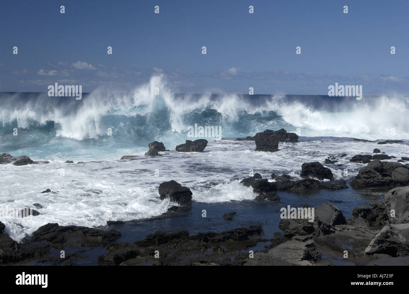 Les vagues se briser sur les roches volcaniques - Île de Pâques Banque D'Images