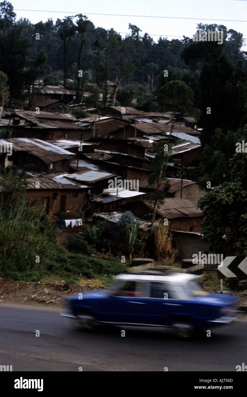 Un taxi drives passé les bidonvilles à Addis-Abeba , Éthiopie , l'Afrique . Banque D'Images Un taxi drives passé les bidonvilles à Addis-Abeba , Éthiopie , l'Afrique . Banque D'Images
