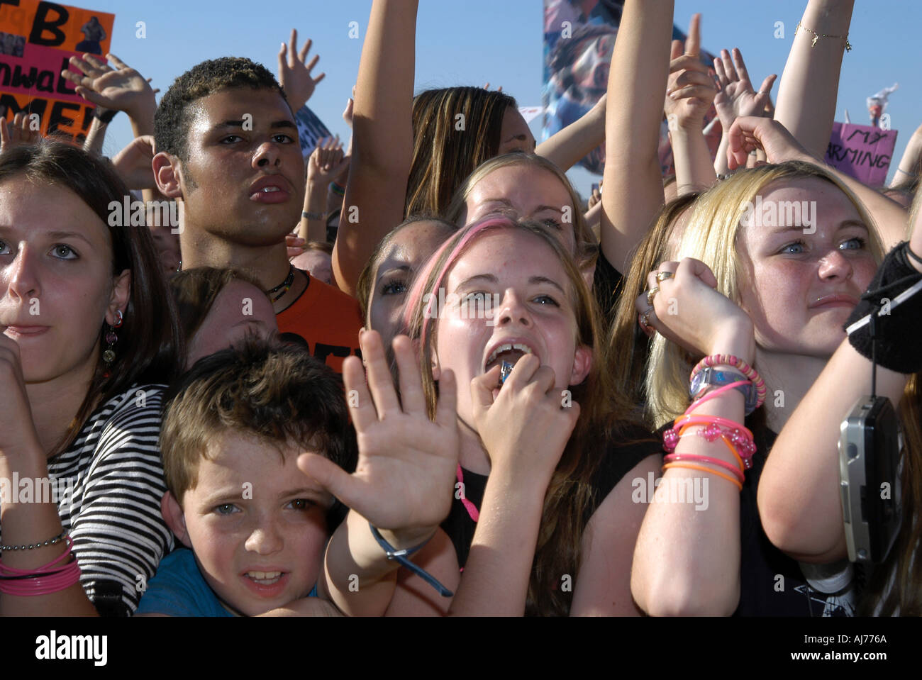 Les jeunes fans de sexe féminin à l'open air concert pop de l'Hyde Park Londres Banque D'Images