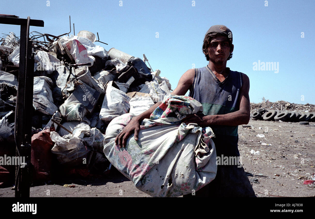 Managua dump Danilo Aqui 22 qui y vit et fait ce qu'il peut en verre bouteilles d'évacuation d'une éponge ou ce qu'il peut trouver Banque D'Images