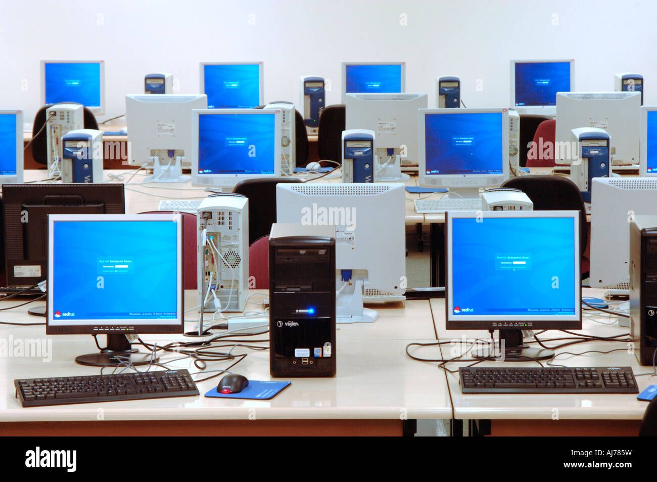 Salle informatique dans un établissement scolaire Photo Stock - Alamy