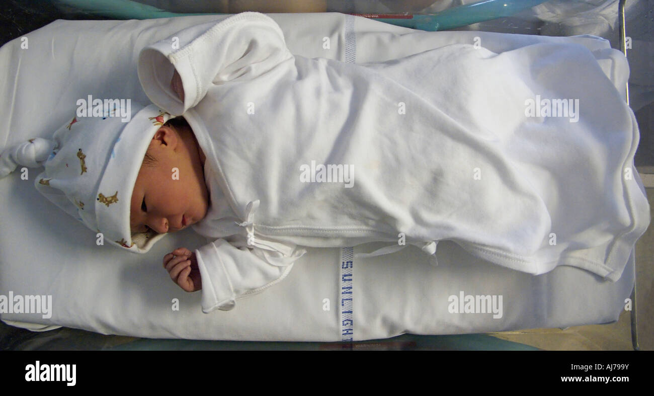 Bébé nouveau-né dans une crèche de l'hôpital le jour de la naissance Banque D'Images