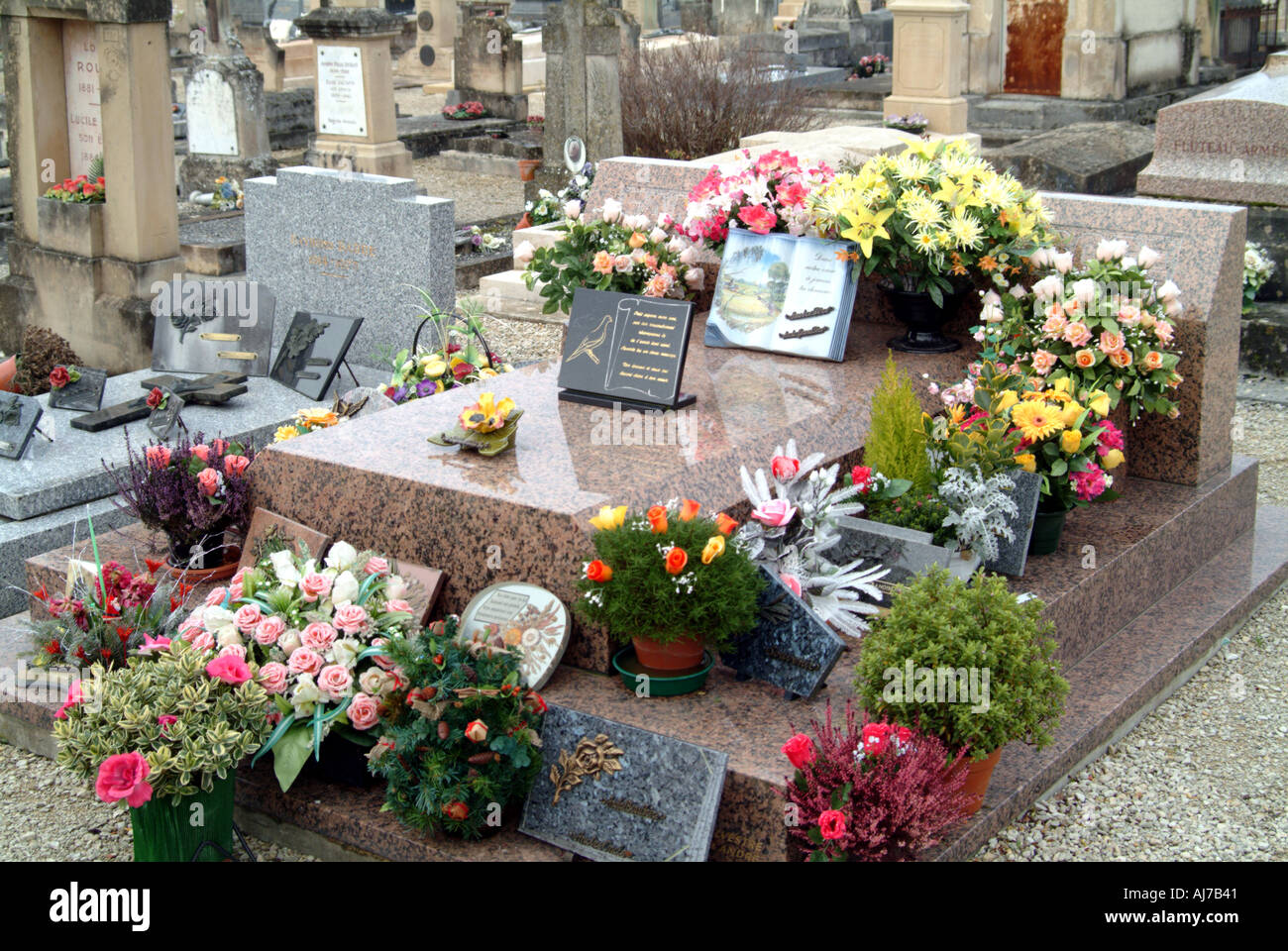 France Aube Essoyes tombe avec des fleurs artificielles Photo Stock - Alamy