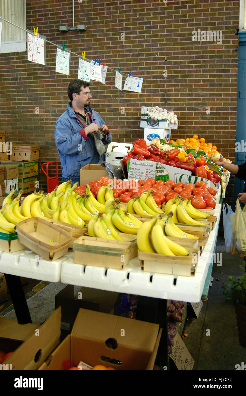 Vendeur de fruits et légumes au marché de l'est du Détroit, Michigan Banque D'Images