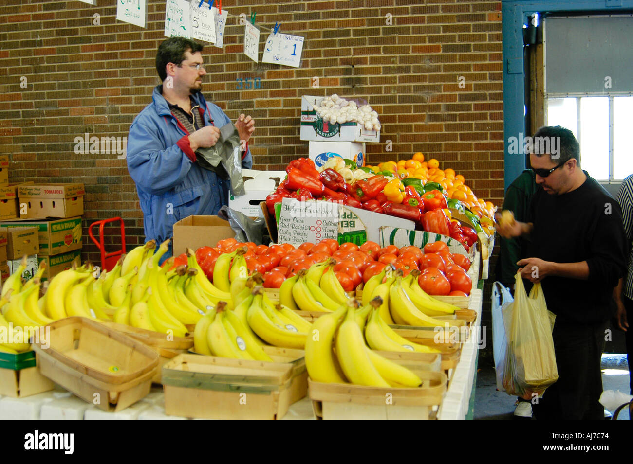 Vendeur de fruits et légumes au marché de l'est du Détroit, Michigan Banque D'Images