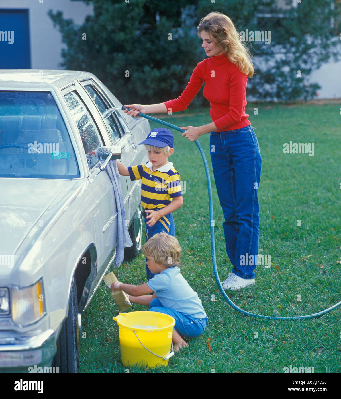 Mère et enfants voiture lavage Banque D'Images
