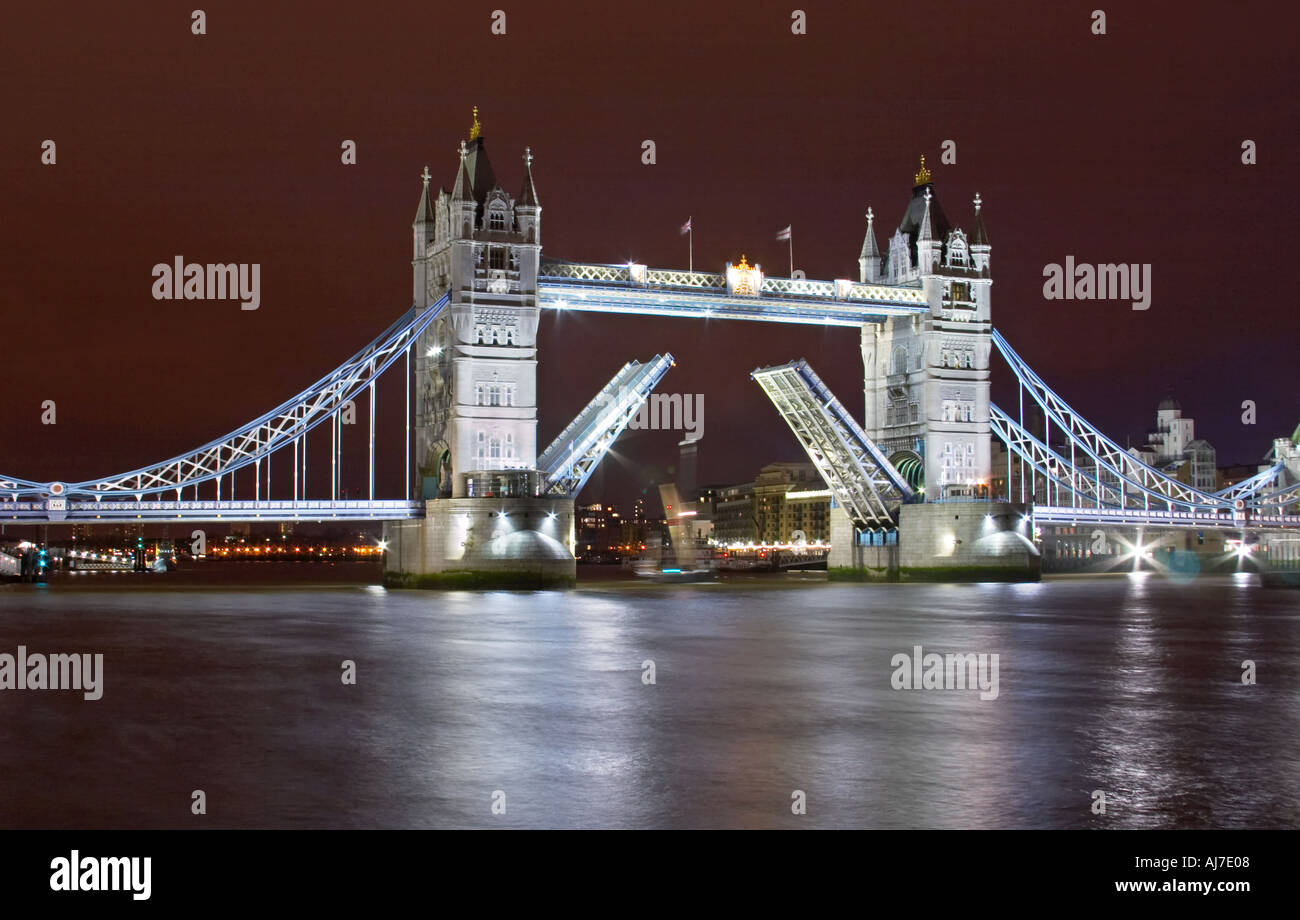 Tower Bridge à l'ouverture de nuit à Londres Angleterre Royaume-Uni Royaume-Uni Royaume-Uni monument célèbre Banque D'Images