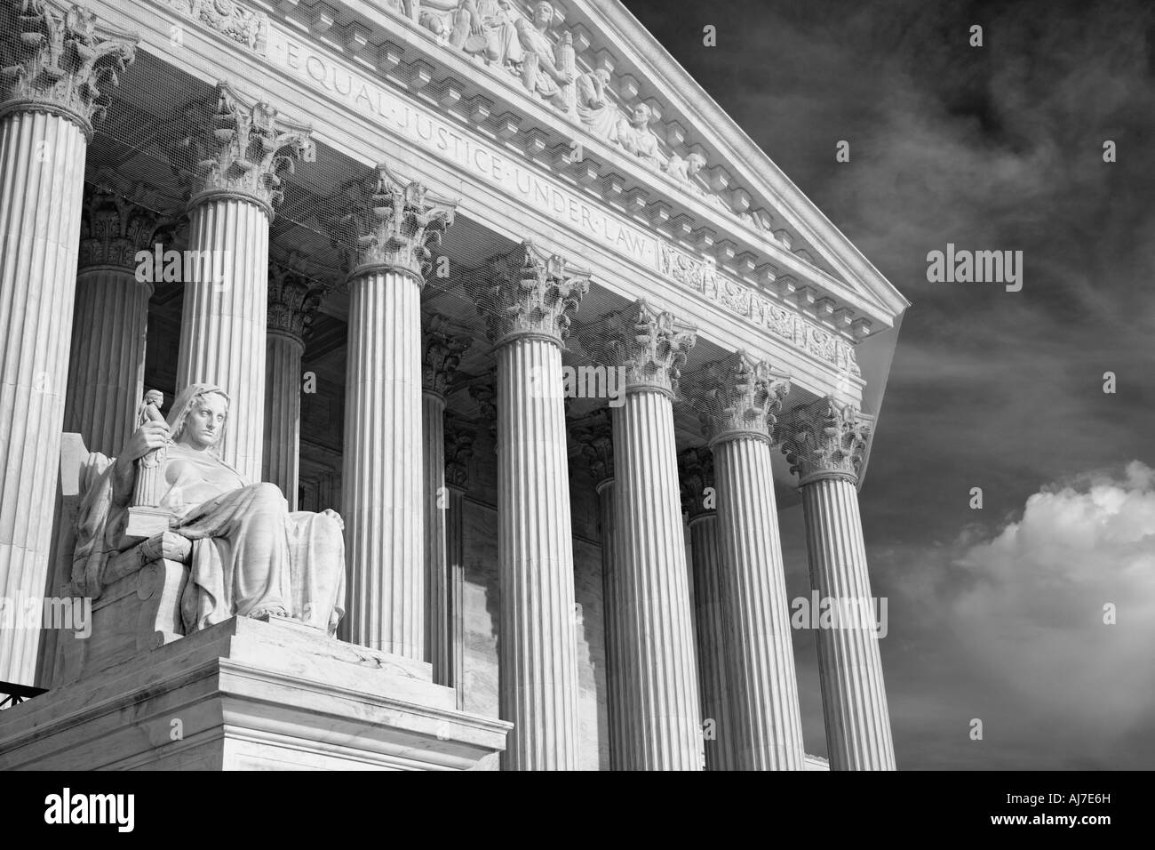 La statue de la contemplation de la Justice se trouve sous les colonnes corinthiennes de la Cour Suprême de Justice, Washington DC. Banque D'Images