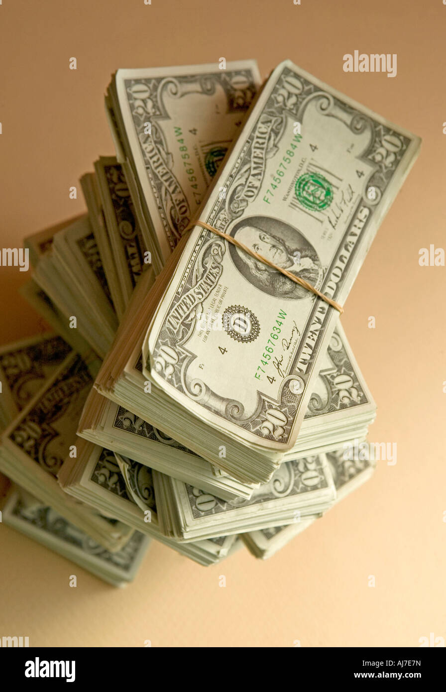 Pile de l'argent en tas avec 20 dollar bills Banque D'Images