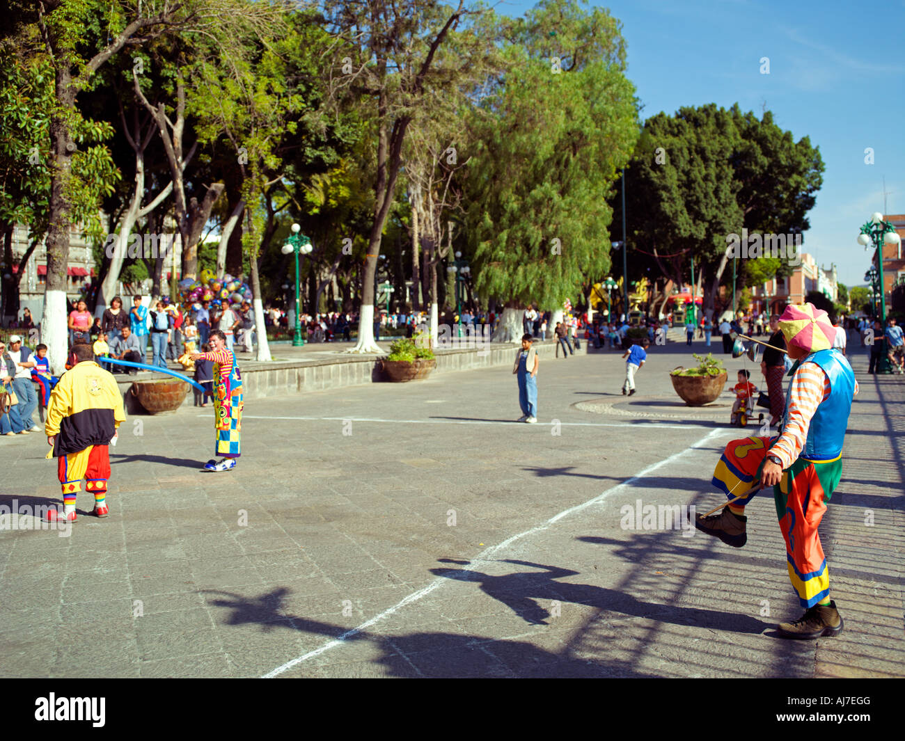 Clowns exécuter pour dimanche les foules à la place Zocalo de Puebla Banque D'Images