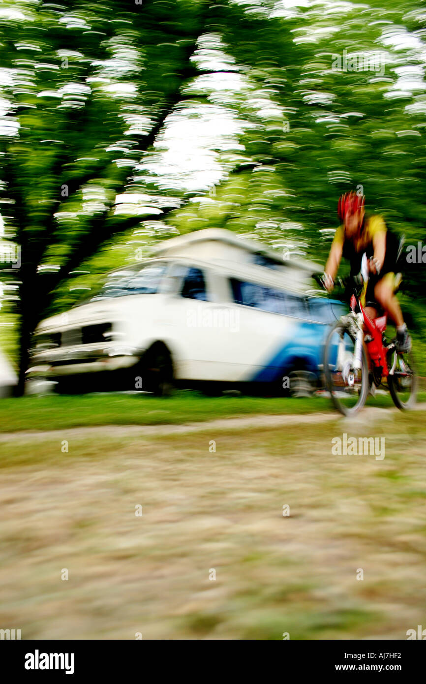 Cycliste homme équitation vélo de route. Banque D'Images