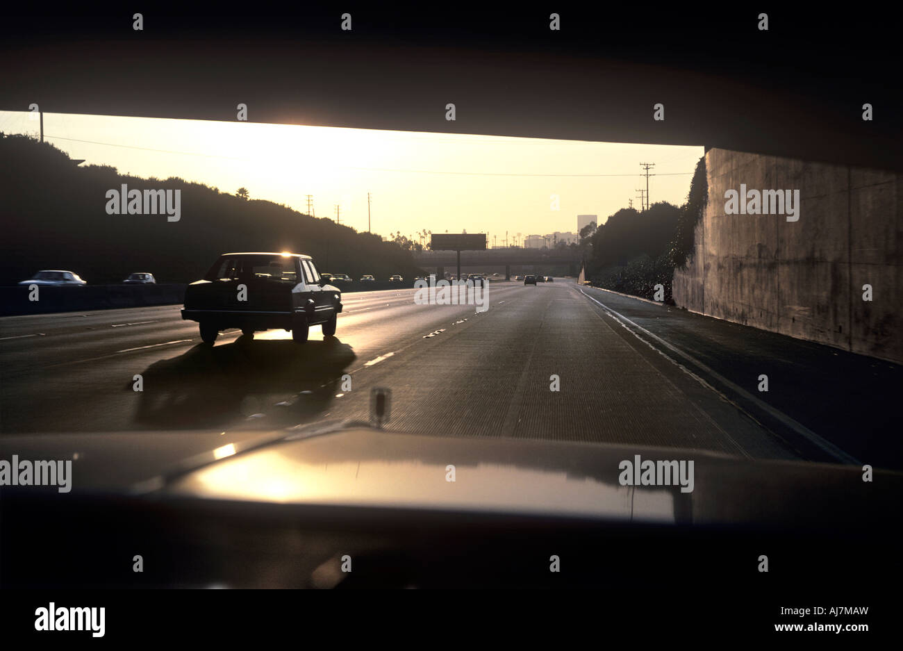 En route vers le soleil sur l'autoroute de Santa Monica, Los Angeles, USA. (Photographie prise depuis l'intérieur d'une voiture.) Banque D'Images