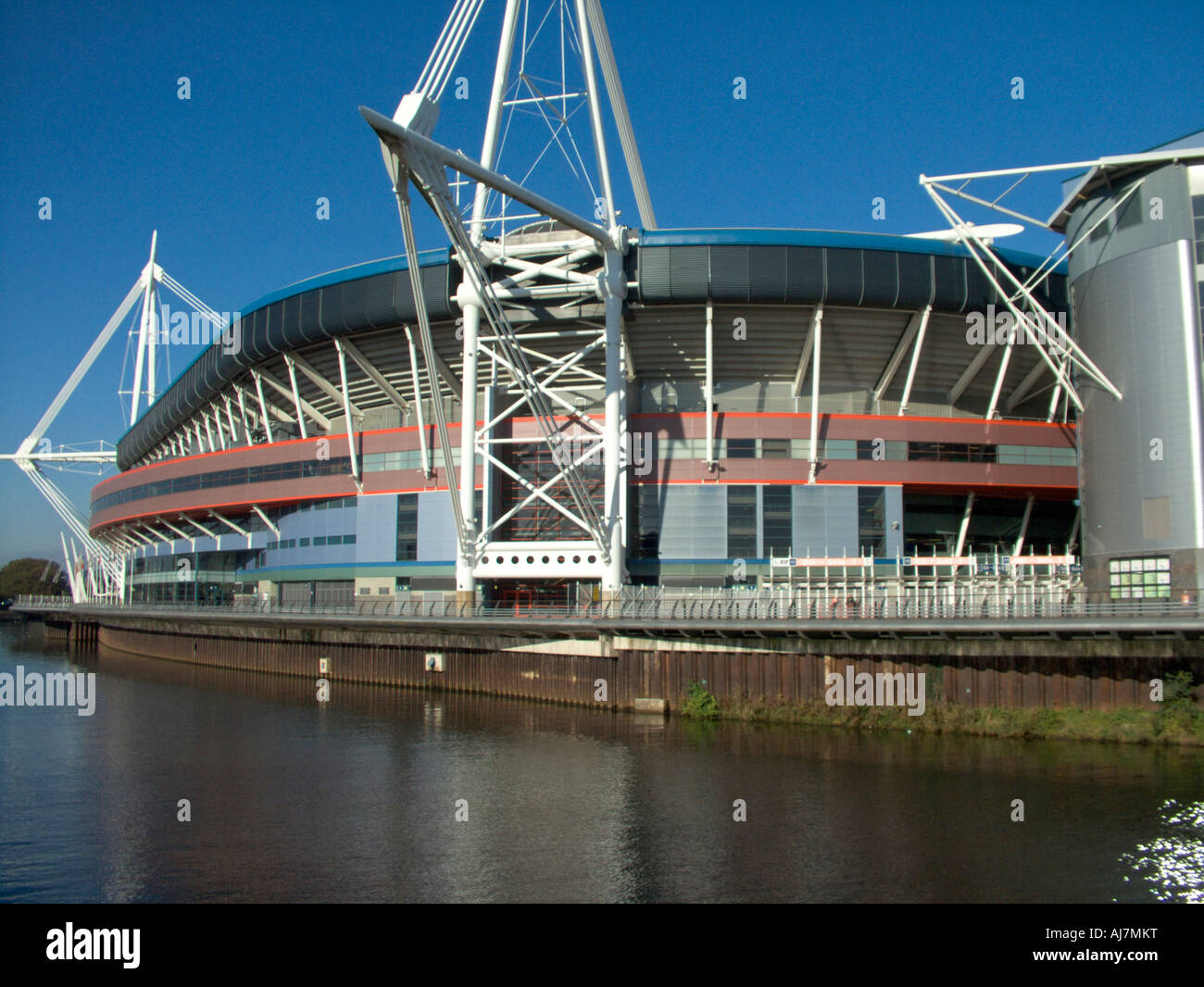 Millennium Stadium de Cardiff avec la rivière Taff Banque D'Images