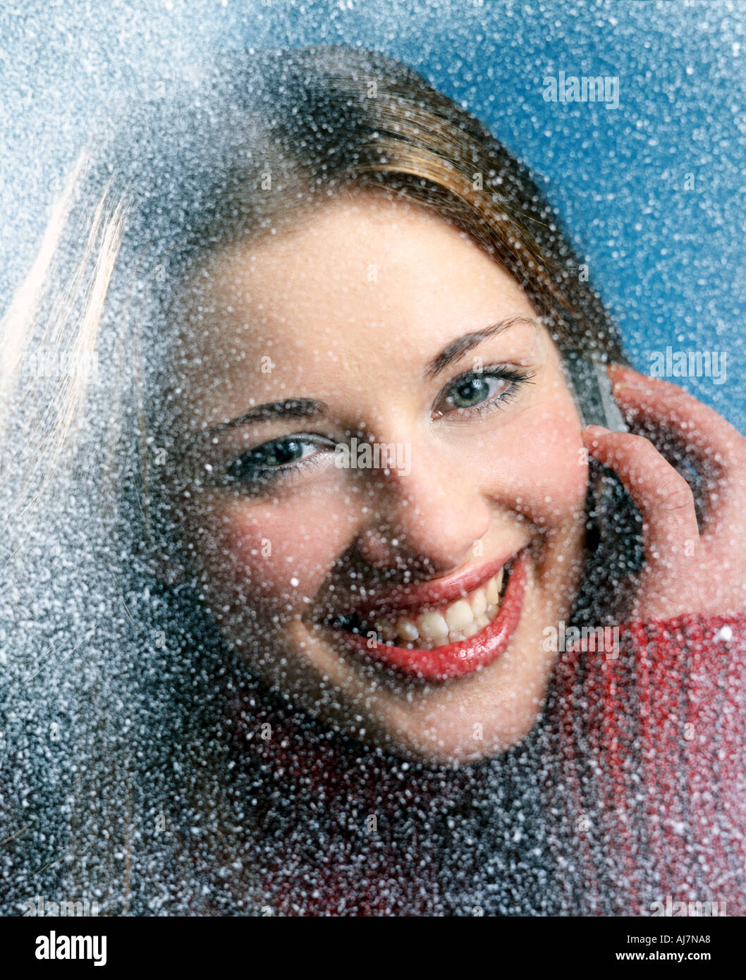 Studio intérieur hiver neige Flocons paillettes de verre close up femme fille 20 25 jeune blonde sourire Banque D'Images