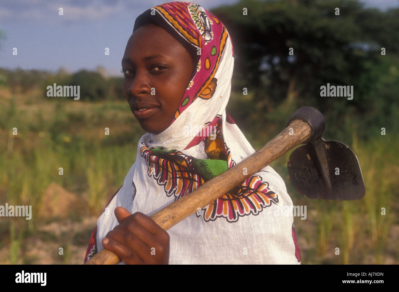Femme avec l'outil agricole, en Tanzanie. Banque D'Images