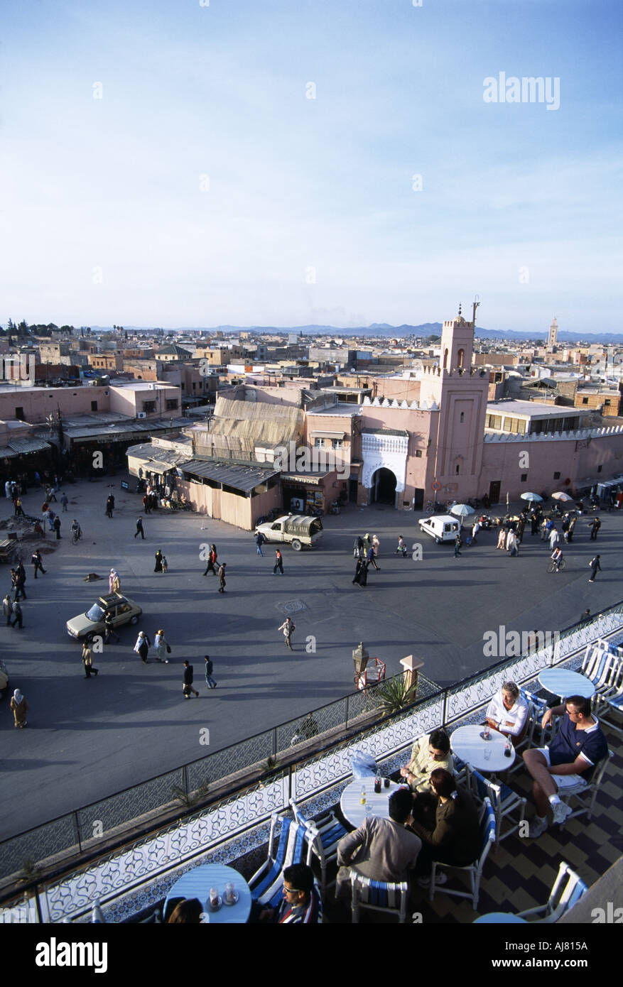 Donnant sur la place Djemaa el Fna occupé à partir de la terrasse de café de France à Marrakech Maroc Banque D'Images