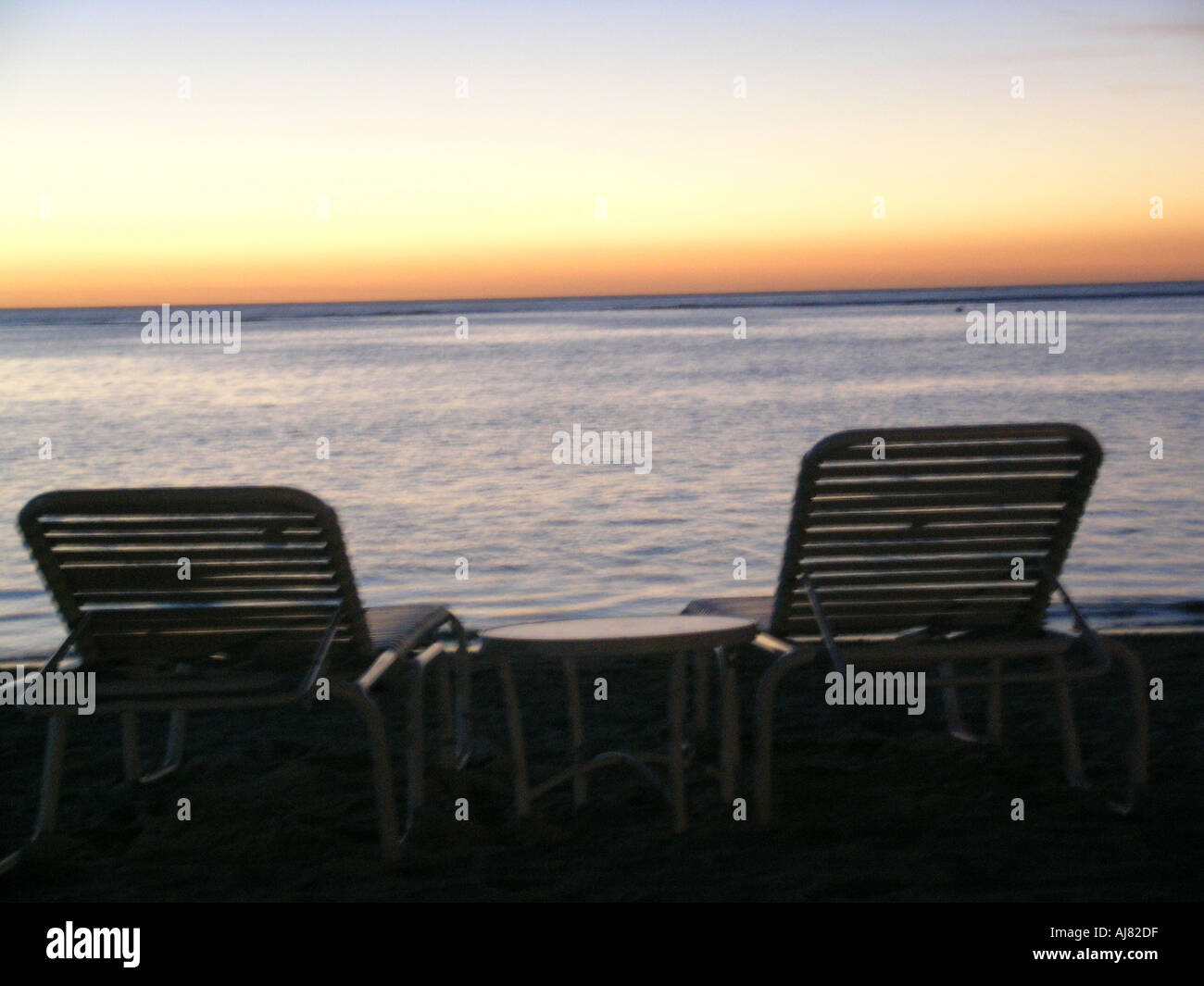 Chaises longues sur la plage au coucher du soleil, l'Ile Maurice Banque D'Images