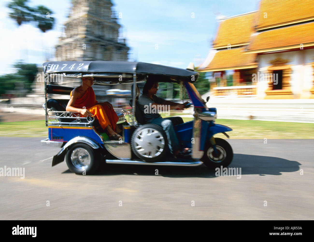 Moine dans un Tuk Tuk, Taxi, Chiang Mai Thaïlande, blurred motion Banque D'Images