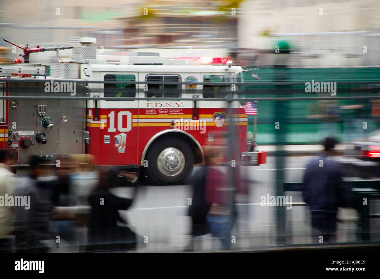 FDNY et moteur de bain company 10 camions de pompiers sur appel d'urgence à New York NY Banque D'Images